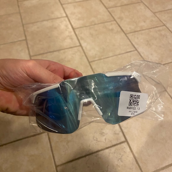 Sendy Shades Big Frame Sunglasses (White/Blue) NEW Never Worn - Picture 2 of 3